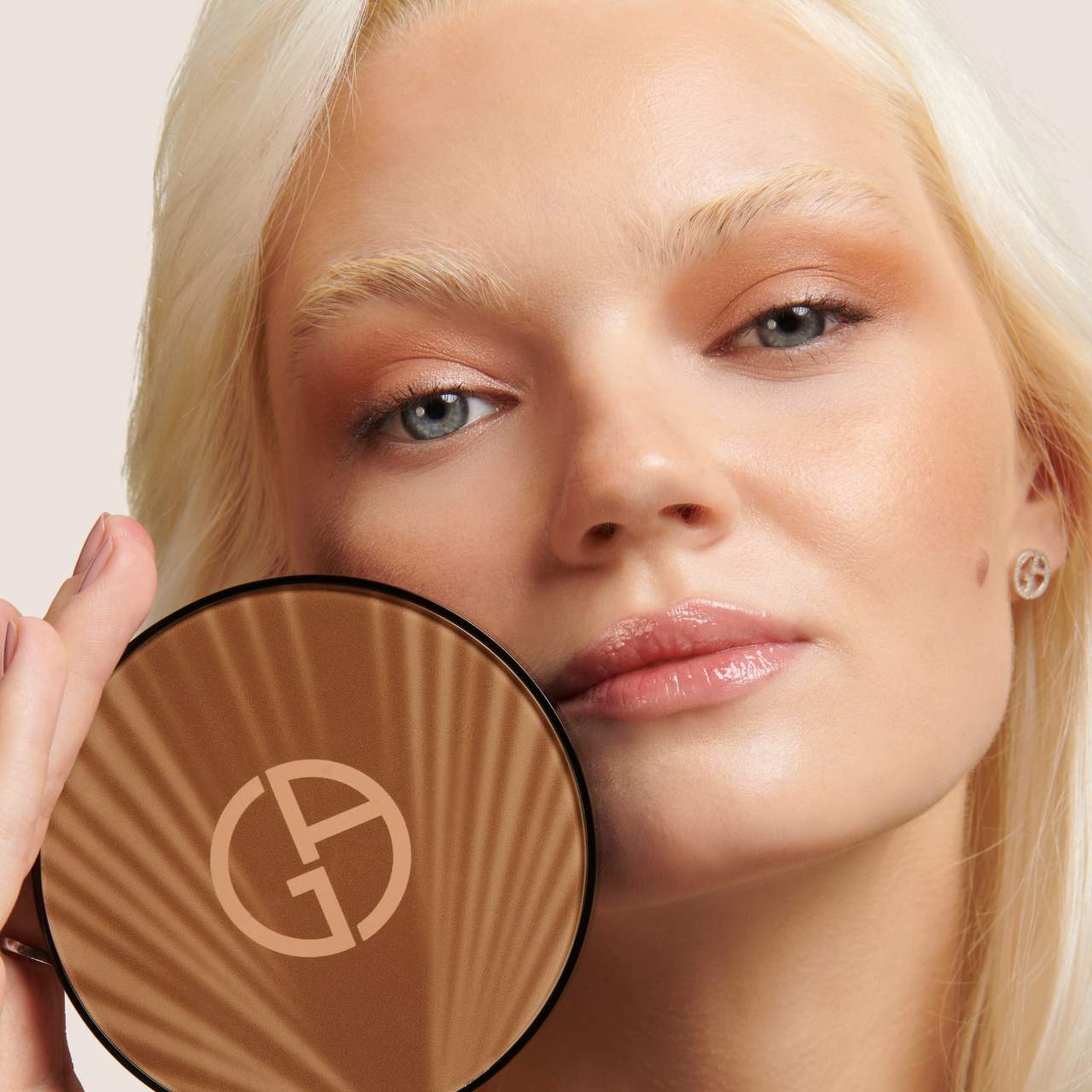Luminous Silk Creamy Bronzing Powder